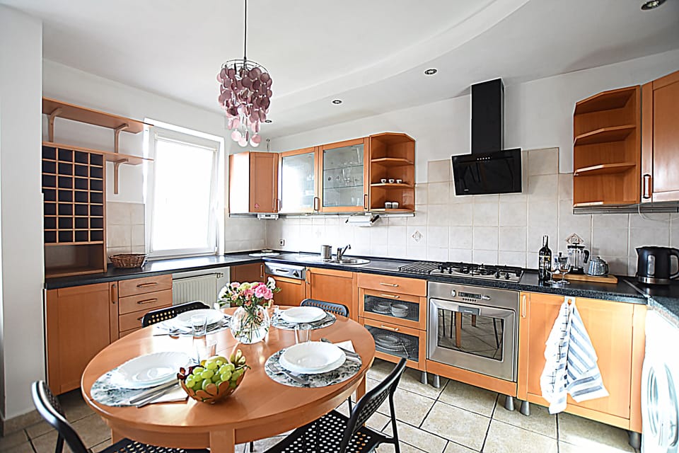 Full-size fridge, microwave, oven, stovetop