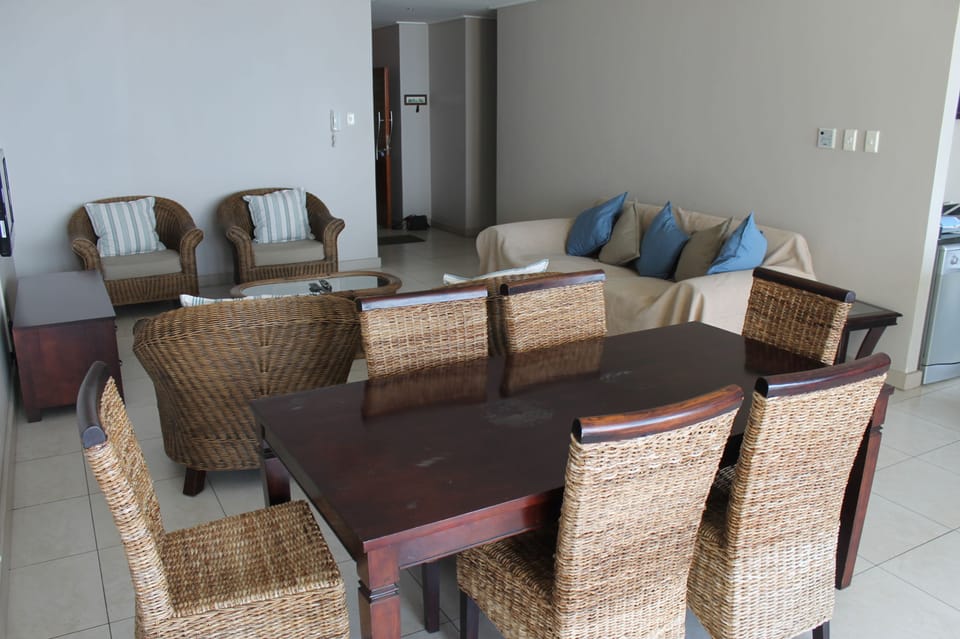 Family Apartment, 3 Bedrooms | In-room dining