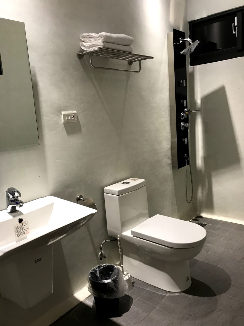 Basic Double Room | Bathroom | Shower, free toiletries, hair dryer, slippers