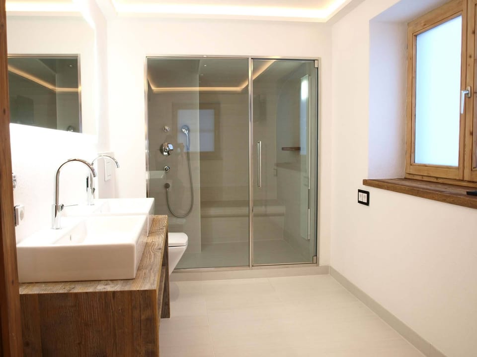 Luxury Apartment | Bathroom | Towels, shampoo