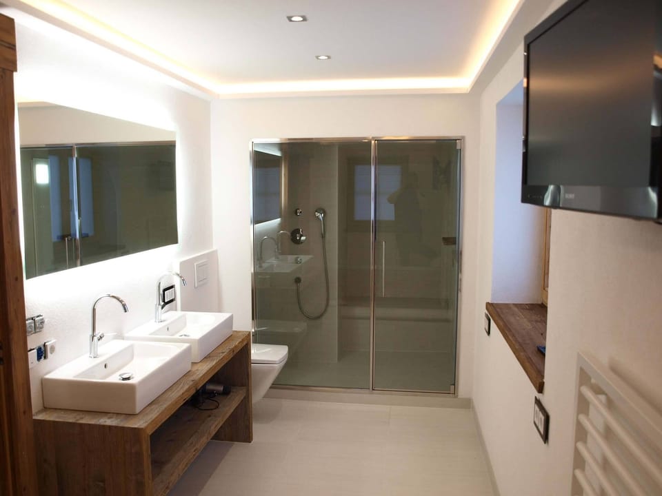 Luxury Apartment | Bathroom | Towels, shampoo
