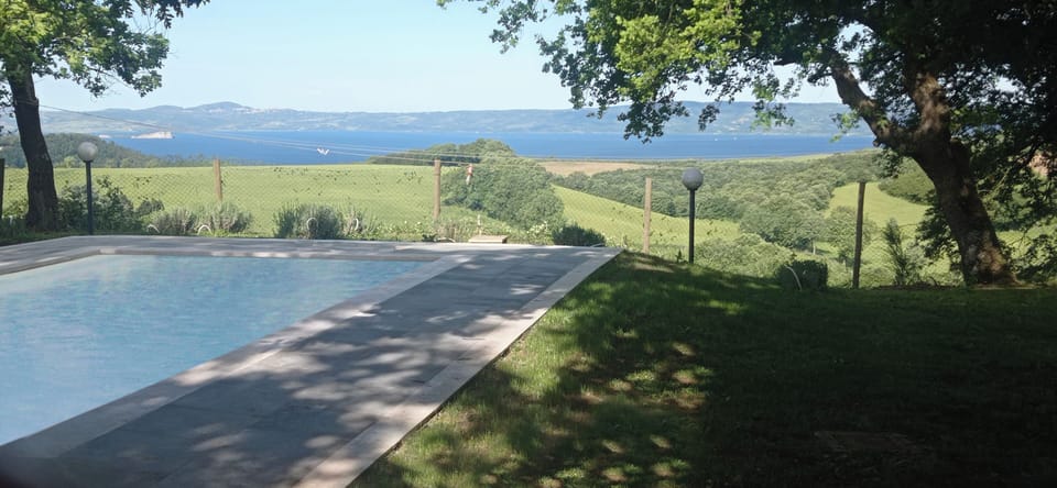 La Picina con bordo in Pietra Basaltina.