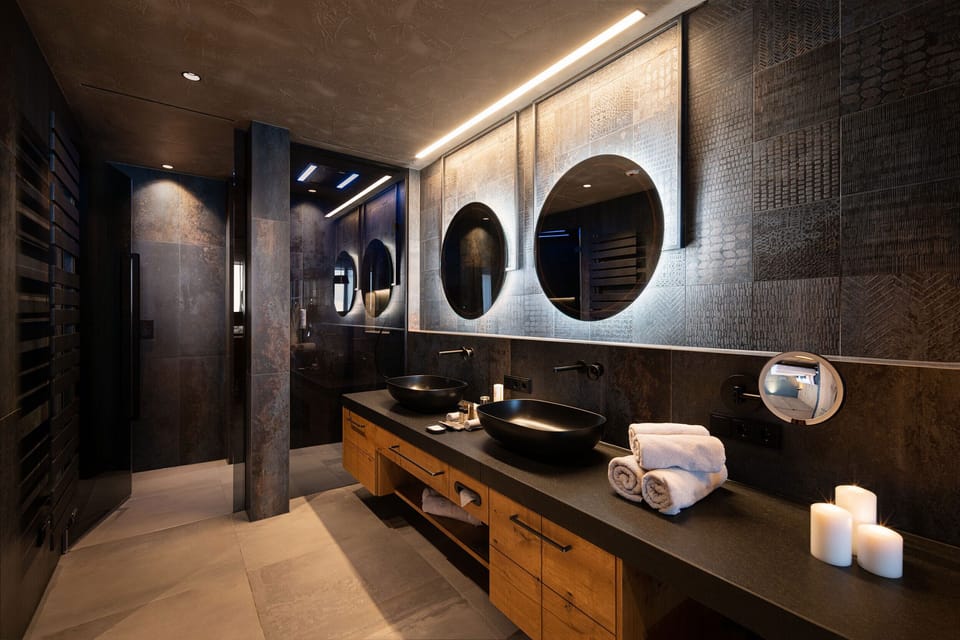 Design Suite | Bathroom | Shower, free toiletries, hair dryer, bathrobes