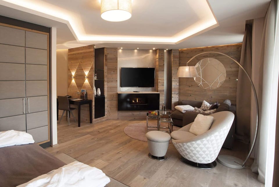 Suite (Relax) | Living area | Flat-screen TV
