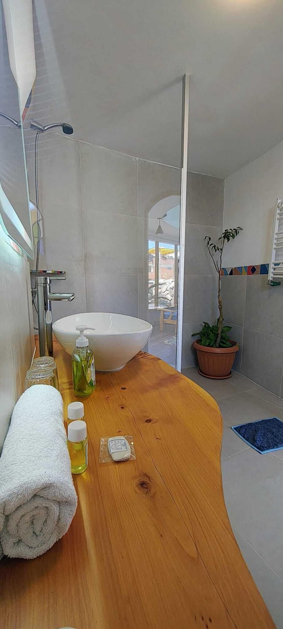 Deluxe Cabin, 1 Queen Bed | Bathroom | Shower, hair dryer, towels, soap