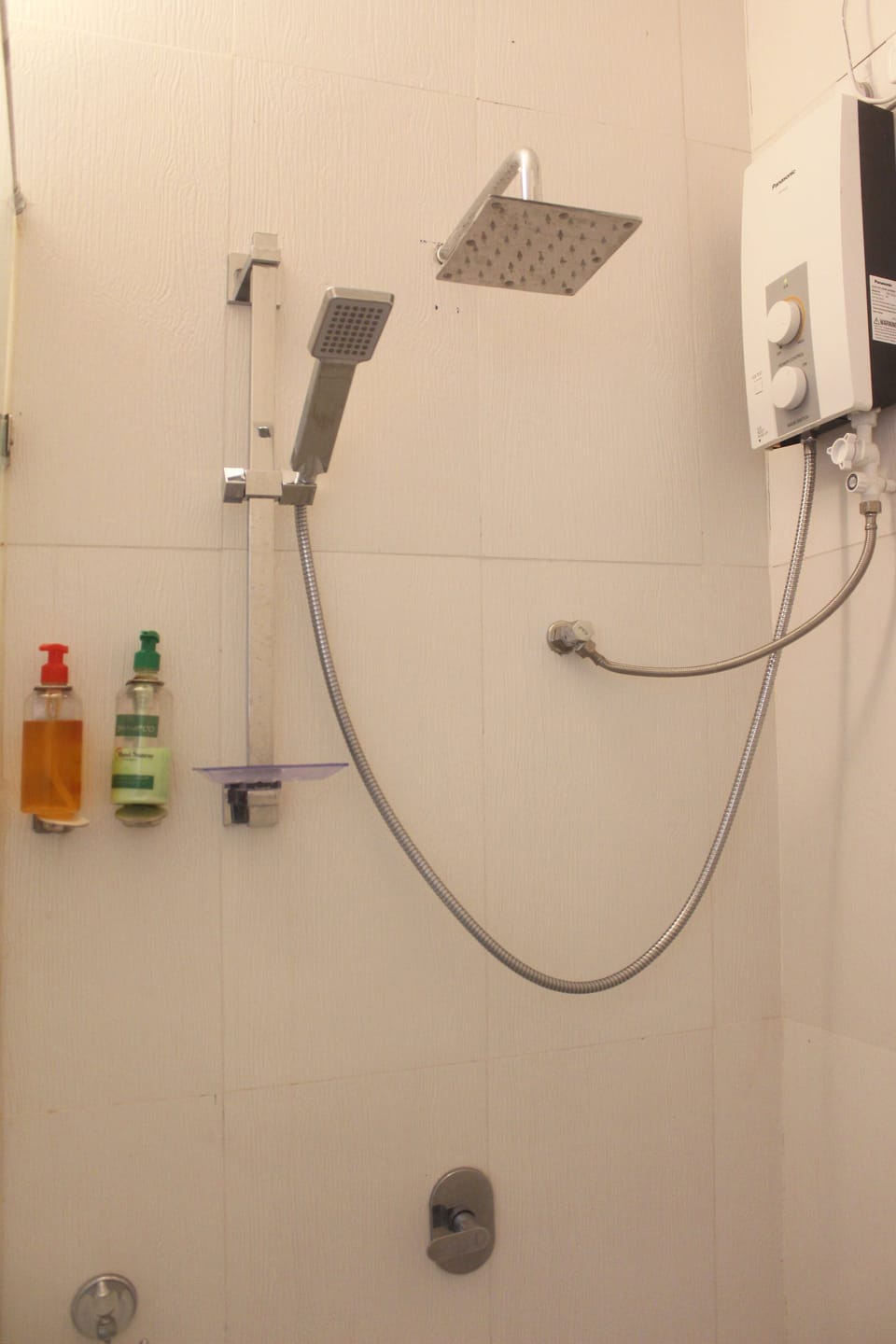 Deluxe Family  Room | Bathroom shower