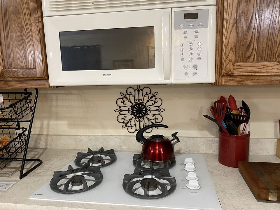 Kitchen
Stovetop & Microwave
