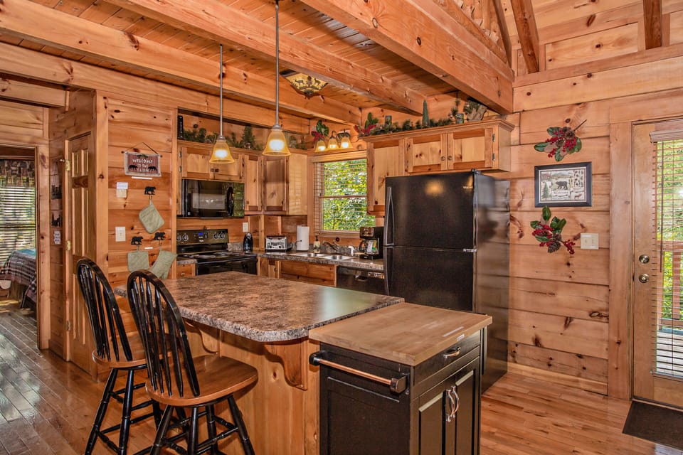 Enjoy a Wonderful Meal with Family & Friends in this Fully Stocked Kitchen