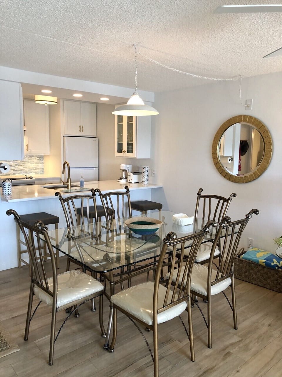 Large table to gather for meals and to play games or do puzzles