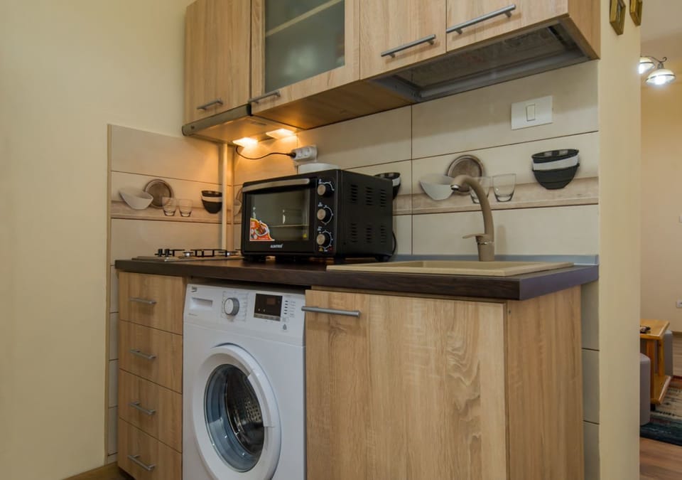 Classic Apartment | Private kitchen | Full-size fridge, microwave, stovetop, coffee/tea maker
