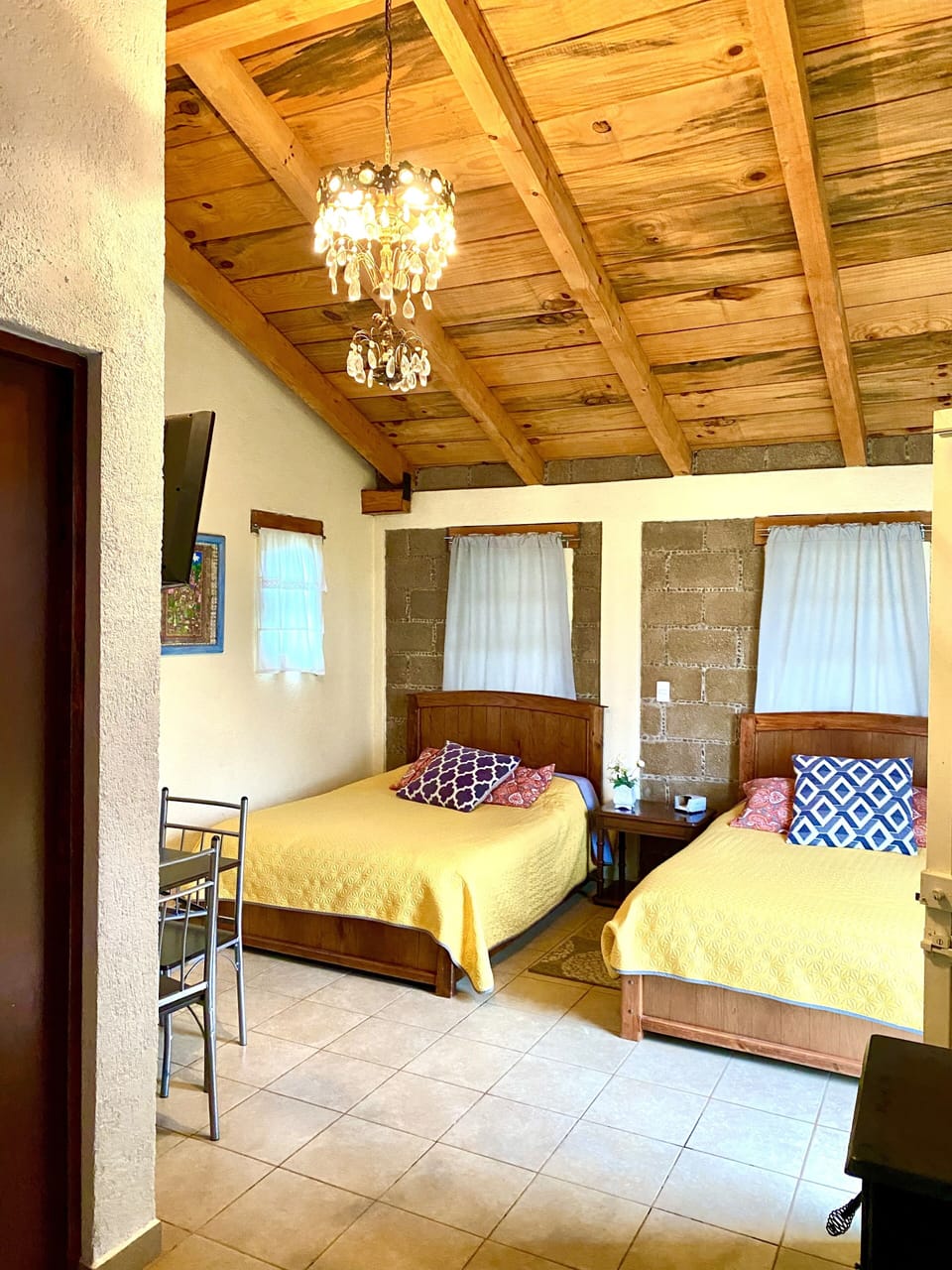 Deluxe Cabin, 1 King Bed, Fireplace, City View (Ciruelo) | Individually decorated, individually furnished, bed sheets
