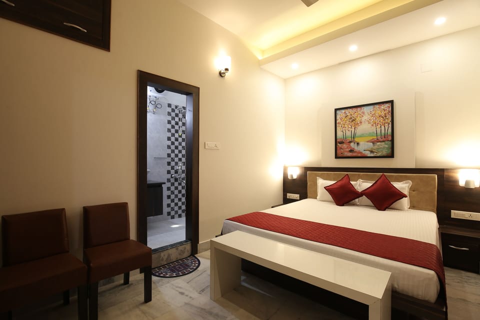 Deluxe Double Room, 1 King Bed | Free WiFi, bed sheets