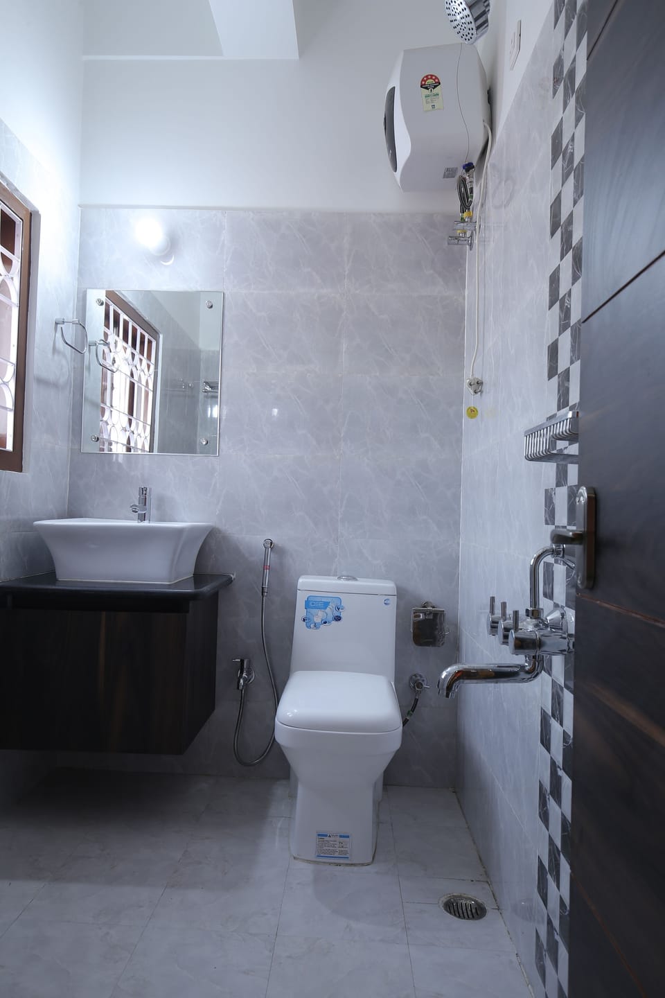 Deluxe Double Room, 1 King Bed | Bathroom | Shower, rainfall showerhead, free toiletries, towels