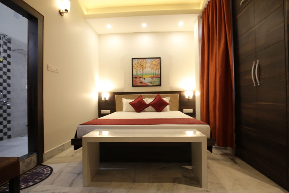 Deluxe Double Room, 1 King Bed | Free WiFi, bed sheets