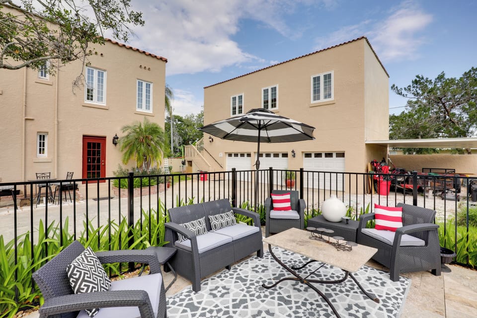 Shared Pool Deck | Outdoor Seating