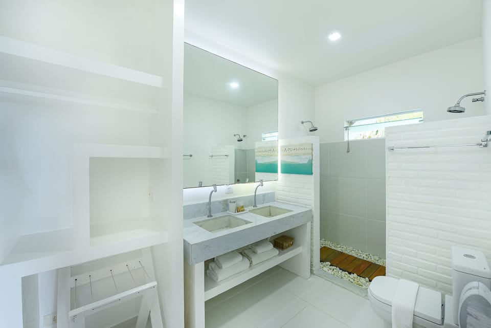 Standard Suite, 1 King Bed, Garden View | Bathroom | Hair dryer, towels, soap, shampoo