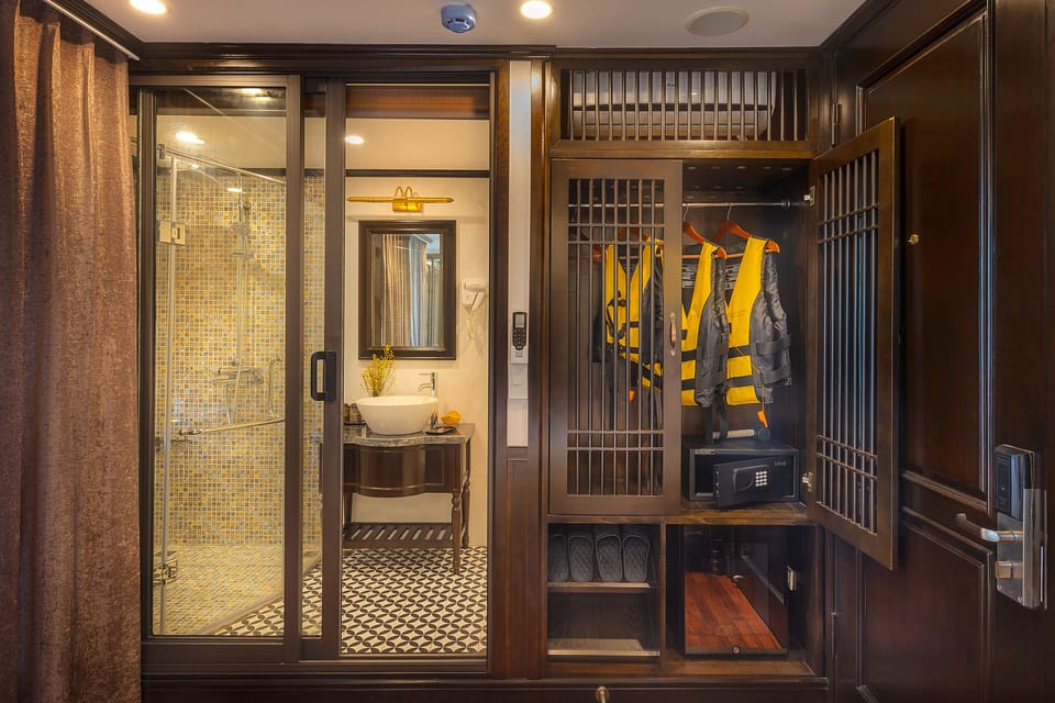 Shower, hydromassage showerhead, free toiletries, hair dryer