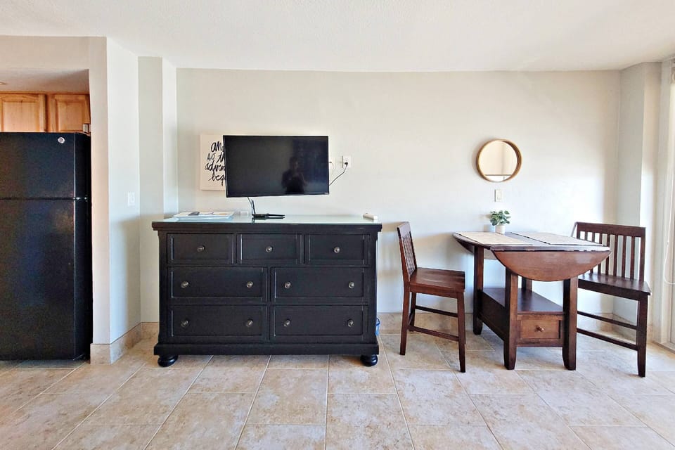 Dinette for 2, long dresser and 39" Flat screen cable TV with Free HBO & WiFi.