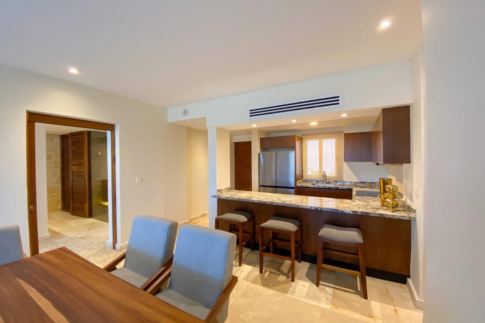 Deluxe Suite, 1 King Bed, Non Smoking, Ocean View | Egyptian cotton sheets, premium bedding, minibar, in-room safe