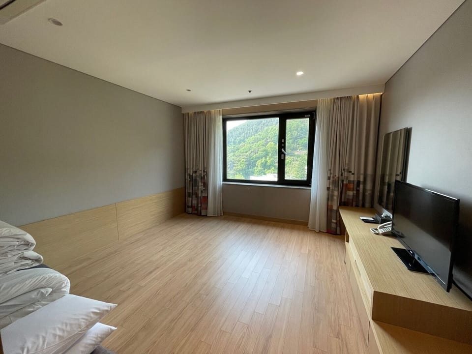Standard Ondol Room | Desk, blackout drapes, soundproofing, free WiFi