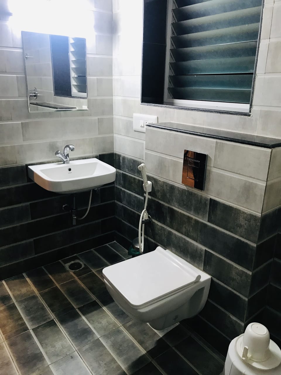 Shower, free toiletries, towels