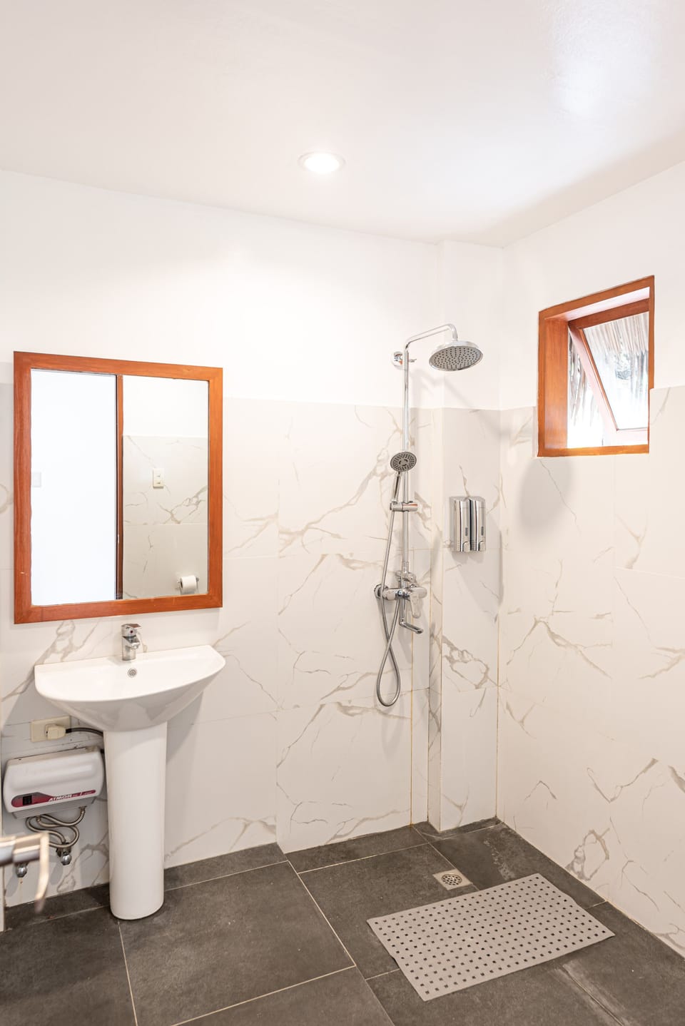 Standard Double Room | Bathroom | Shower, rainfall showerhead, towels