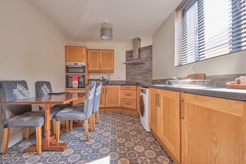 Deluxe Studio Suite | Private kitchen | Coffee/tea maker, electric kettle