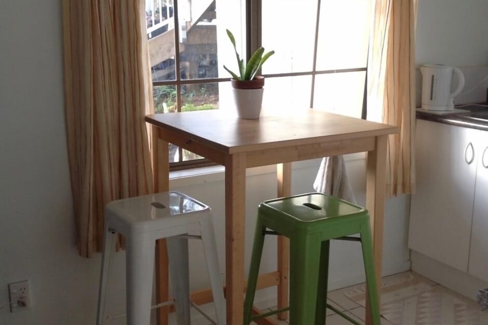 Kitchenette breakfast bar