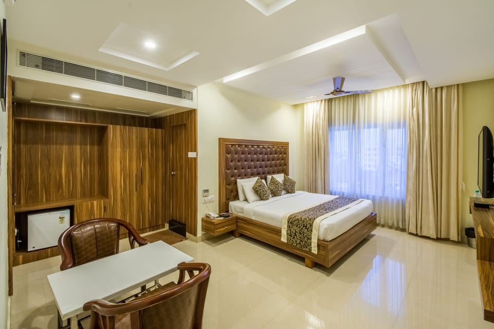 Deluxe Room | Blackout drapes, soundproofing, rollaway beds, free WiFi