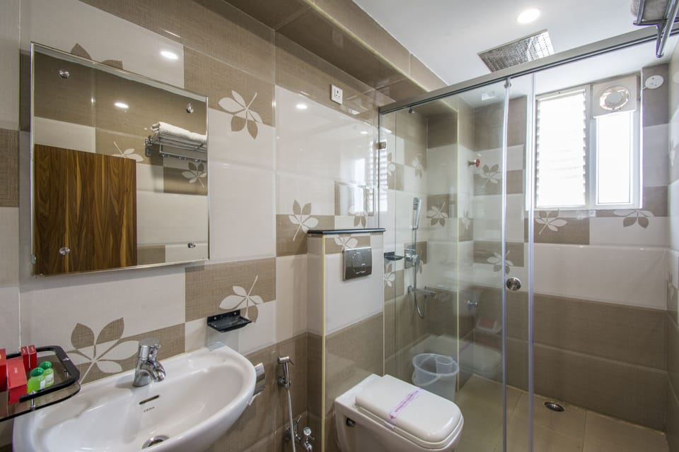 Deluxe Room | Bathroom | Shower, rainfall showerhead, designer toiletries, towels
