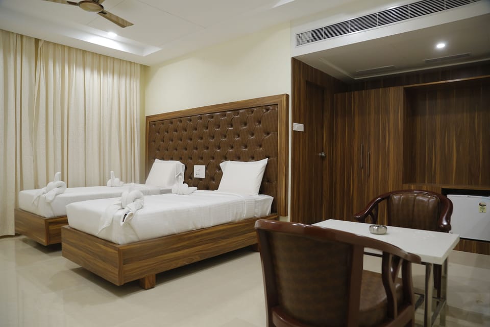 Deluxe Room | Blackout drapes, soundproofing, rollaway beds, free WiFi