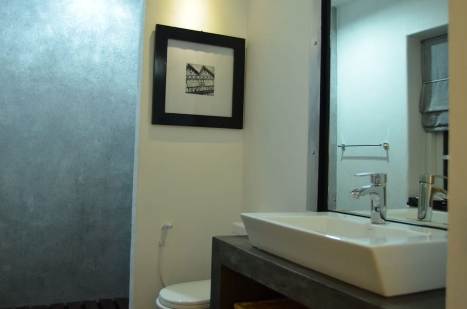 Shower, rainfall showerhead, free toiletries, hair dryer