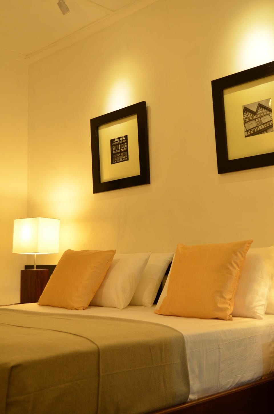 Memory foam beds, in-room safe, free WiFi