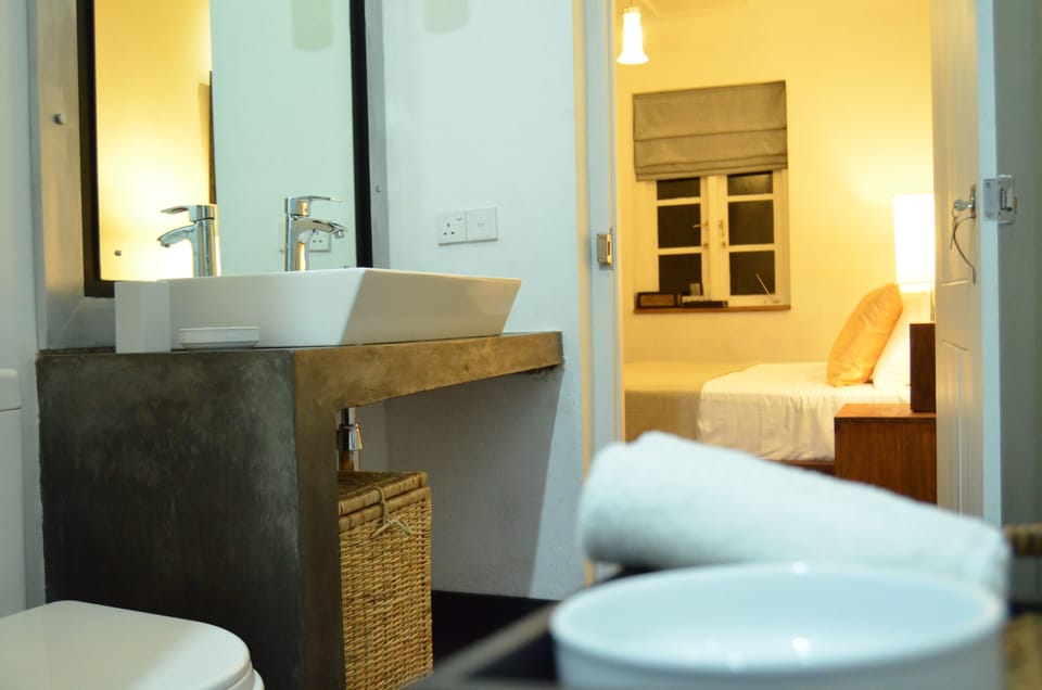 Shower, rainfall showerhead, free toiletries, hair dryer