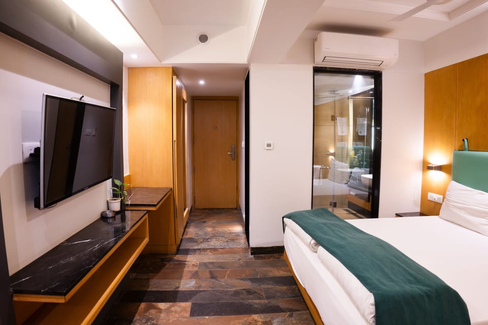 Deluxe Room | Egyptian cotton sheets, premium bedding, down comforters