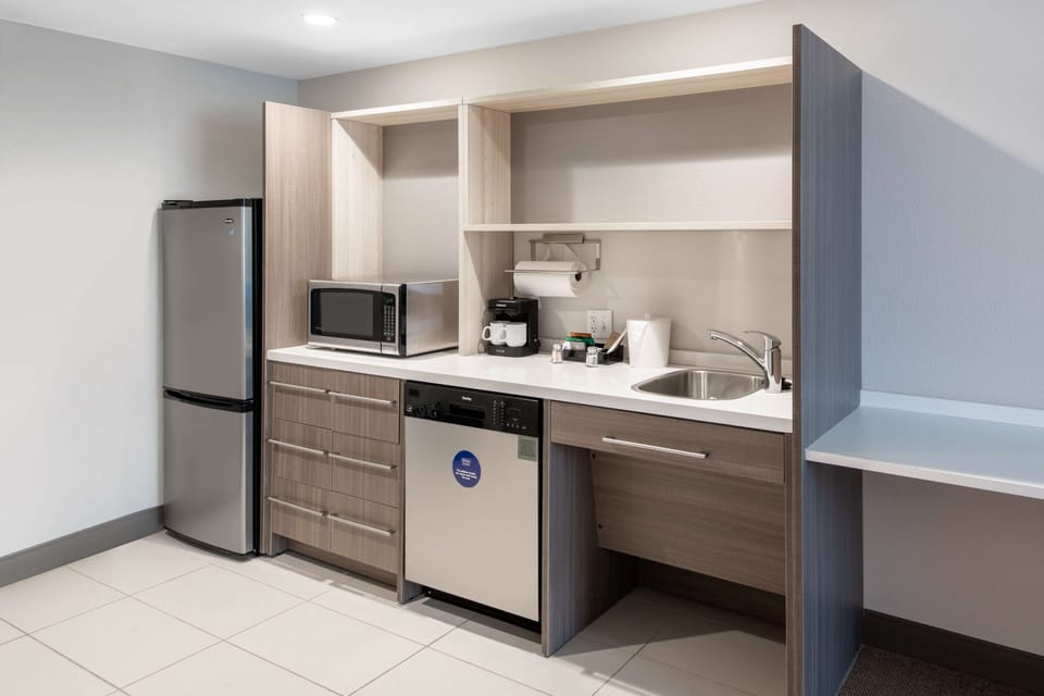1 King Mobility/Hearing Access Tub Studio Nonsmoking | Private kitchen | Full-size fridge, microwave, dishwasher, coffee/tea maker