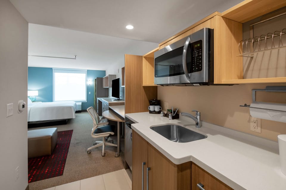 Full-size fridge, microwave, dishwasher, coffee/tea maker