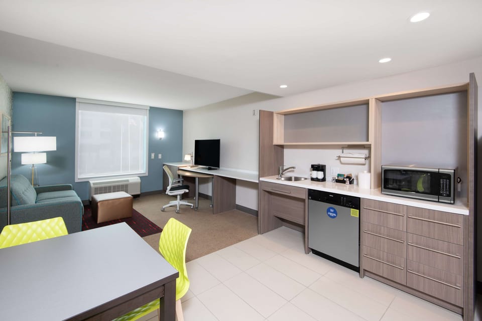 Full-size fridge, microwave, dishwasher, coffee/tea maker