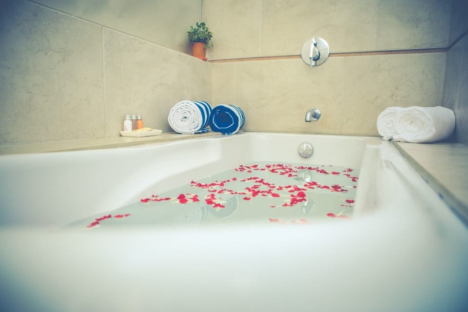 Duplex | Bathroom | Free toiletries, hair dryer, towels