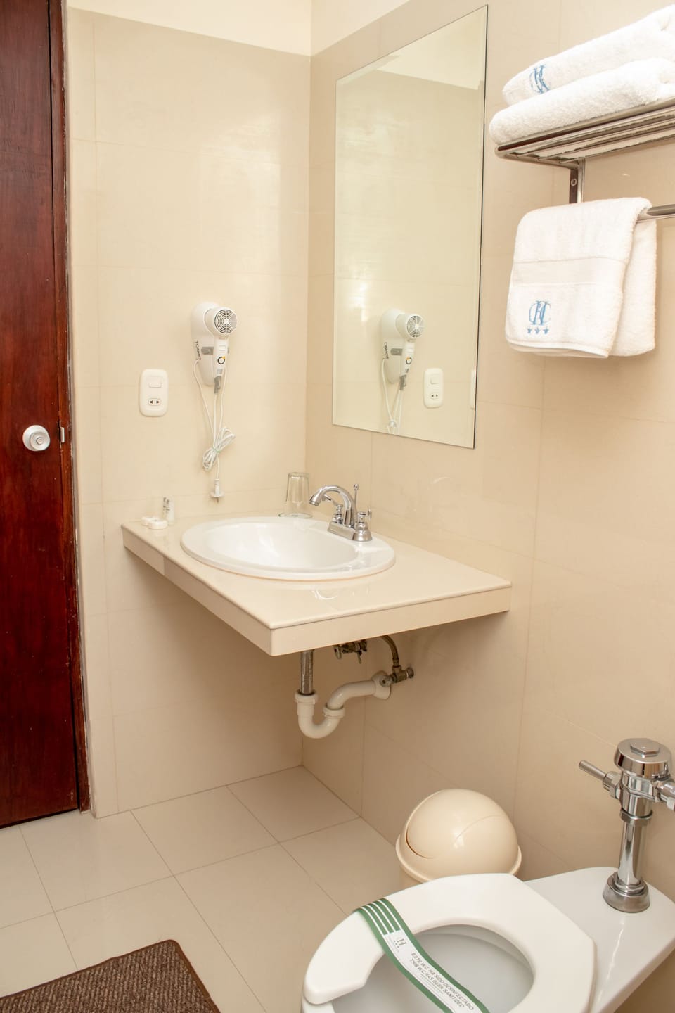 Tourista | Bathroom | Shower, free toiletries, hair dryer, towels