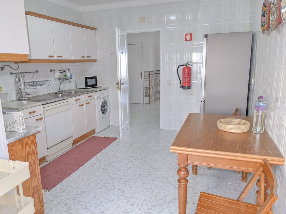 fully equipped kitchen (dishwasher, etc.) with atrium view