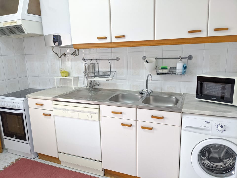 fully equipped kitchen (dishwasher, etc.) with atrium view