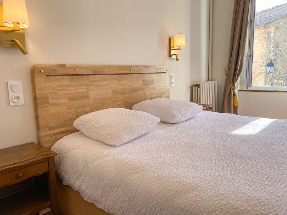 Double Room | Desk, blackout drapes, free cribs/infant beds, rollaway beds