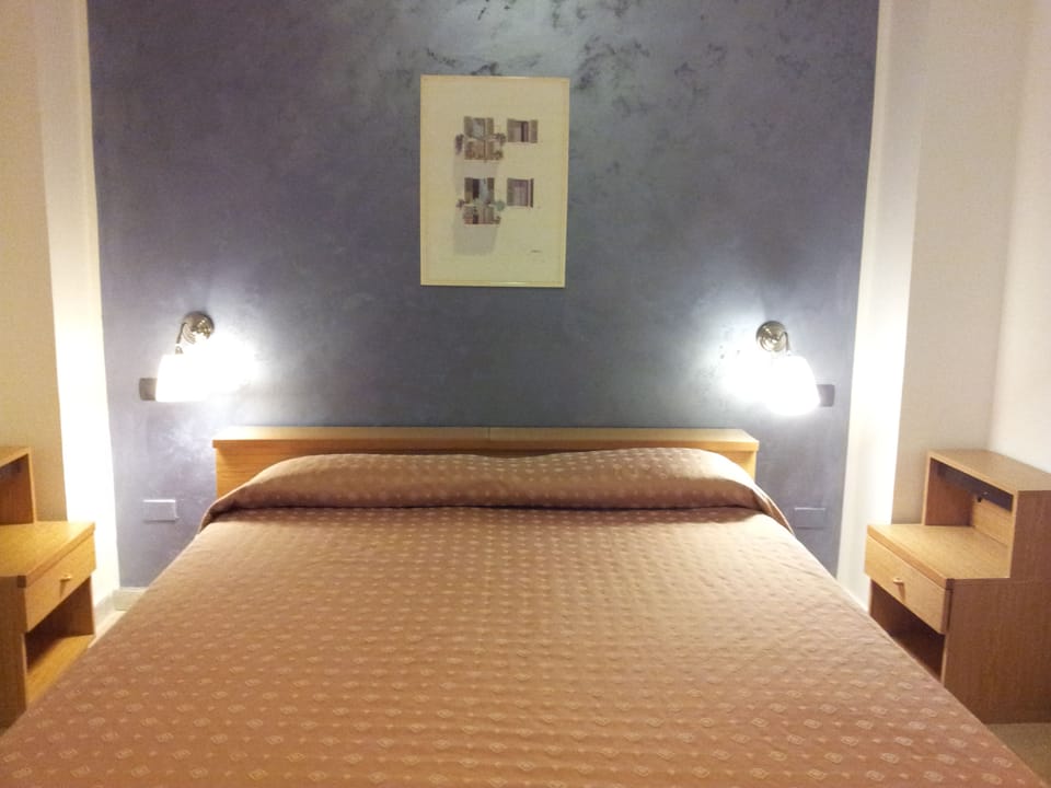 Quadruple Room | In-room safe, desk, free cribs/infant beds, rollaway beds