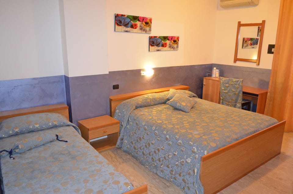 Triple Room | In-room safe, desk, free cribs/infant beds, rollaway beds