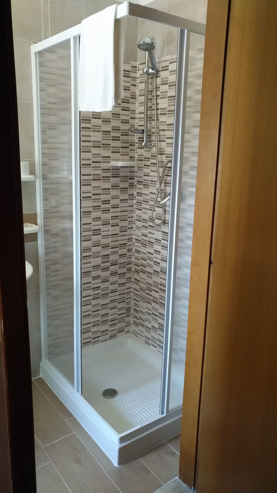 Shower, rainfall showerhead, free toiletries, hair dryer