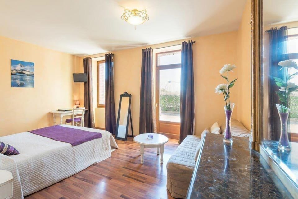 Family Room | In-room safe, desk, soundproofing, free cribs/infant beds