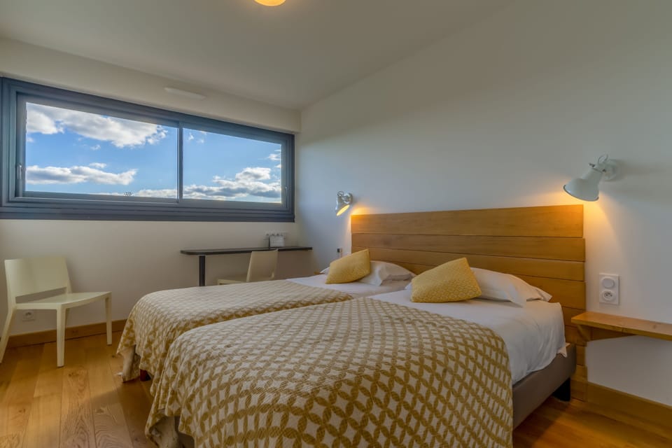 Standard Twin Room (Castel) | Desk, free WiFi