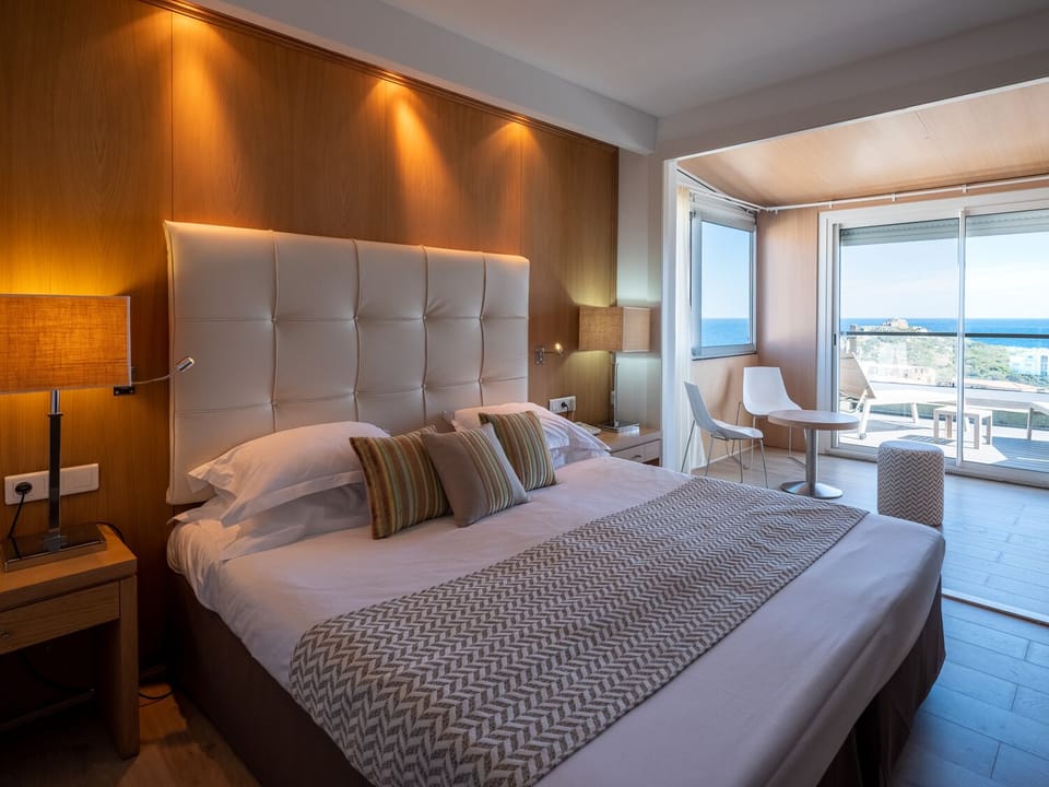 Room L+ sup -Terrasse Vue mer-24 m²- Lit Double / Lits Jumeaux | Individually furnished, desk, soundproofing, iron/ironing board
