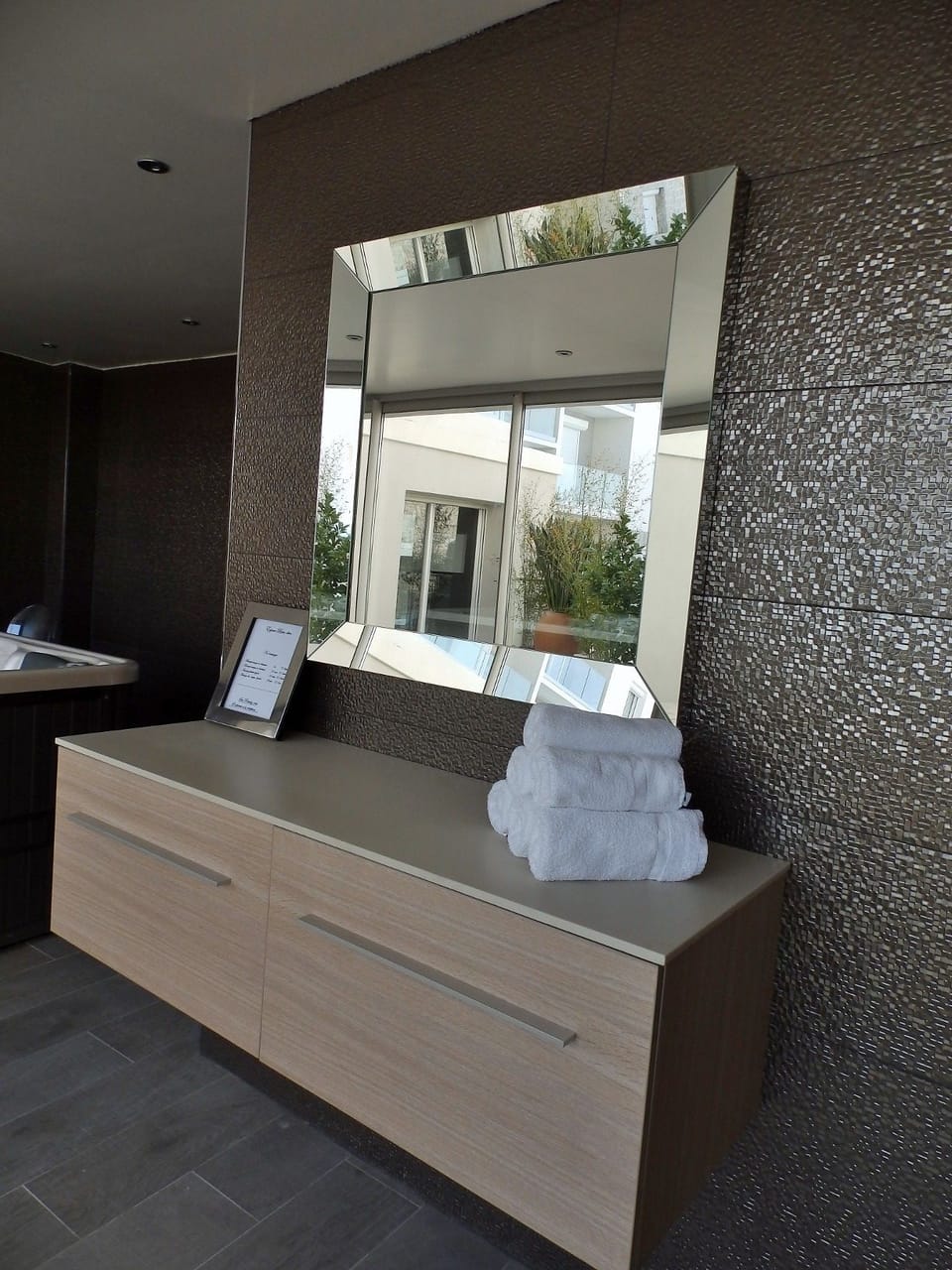 Sauna, hot tub, body treatments, body scrubs, facials, 2 treatment rooms